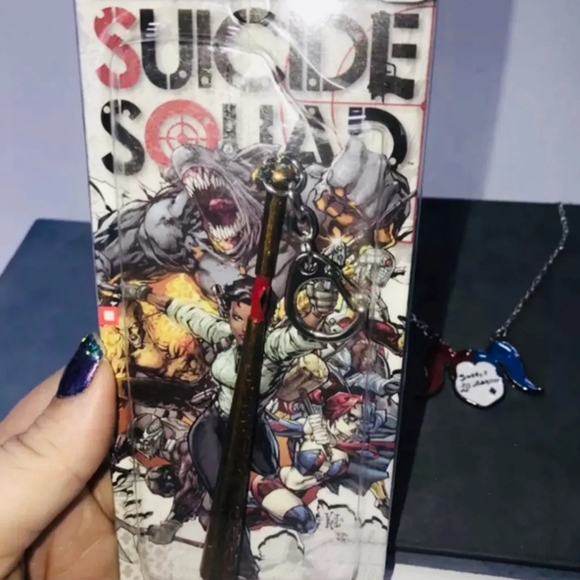 "THE PUDDIN' SPECIAL!" HARLEY QUIIN NECKLACE & KEYCHAIN GIFT SET BRAND NEW! - Picture 4 of 6